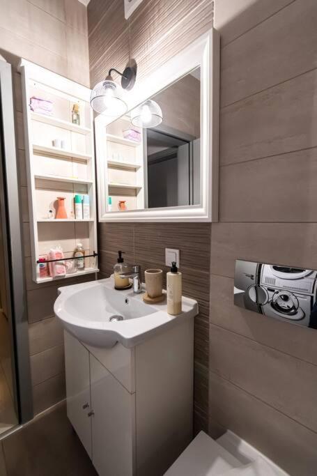 Arte - 2 Bedroom Apartment Near Coresi Mall With Free Parking Brasov Exterior photo