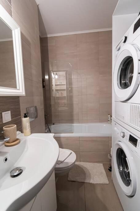 Arte - 2 Bedroom Apartment Near Coresi Mall With Free Parking Brasov Exterior photo